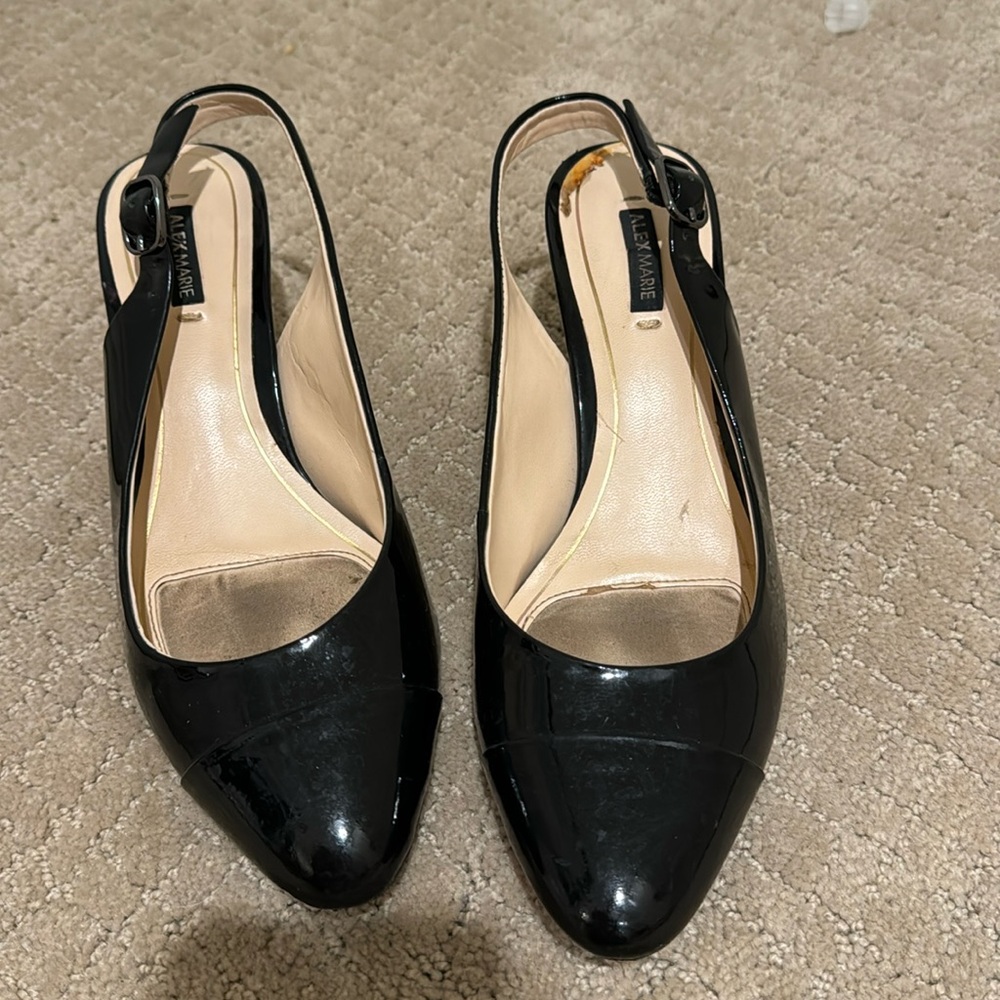 Black kitten heel.